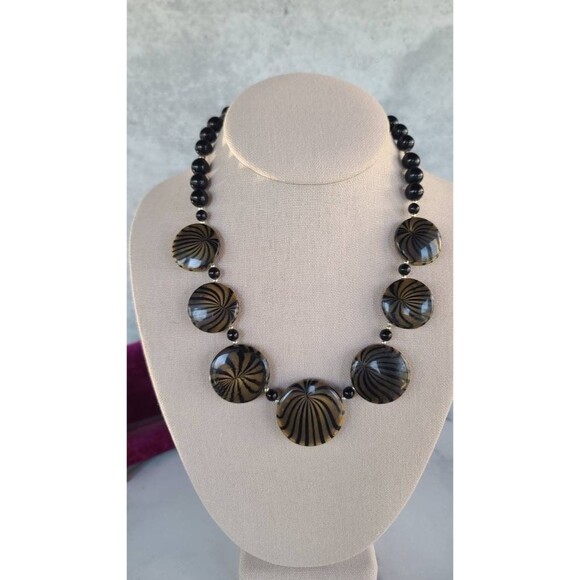 Vintage Black and Tan Beaded Necklace - Picture 4 of 10